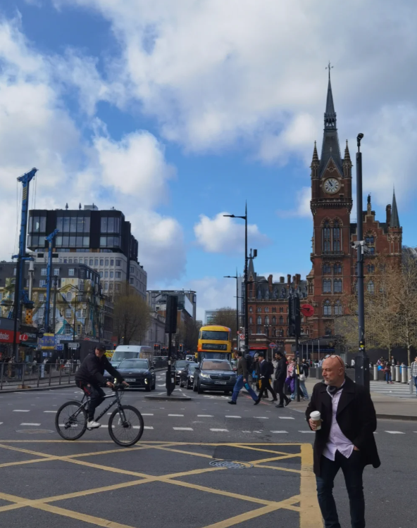 英國衝紅燈扣多少分？（中文）