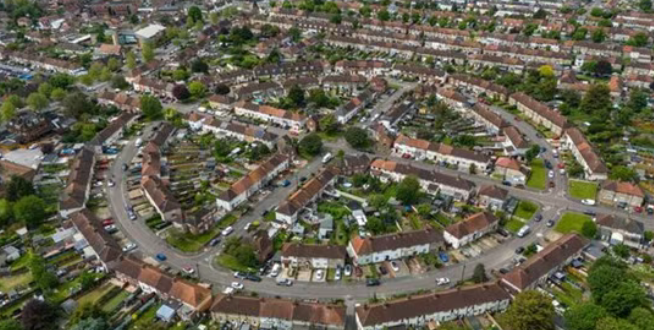 英国房价最高的街道及最大的政府福利住房小区分别在哪?