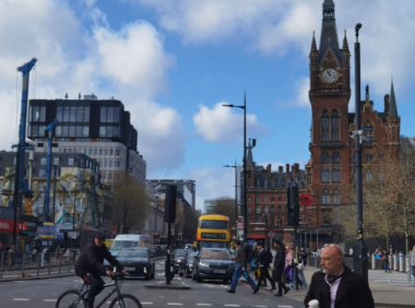 英國衝紅燈扣多少分？（中文）