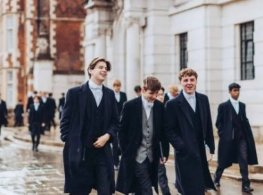 英国留学生如何在综述中展现批判性思维